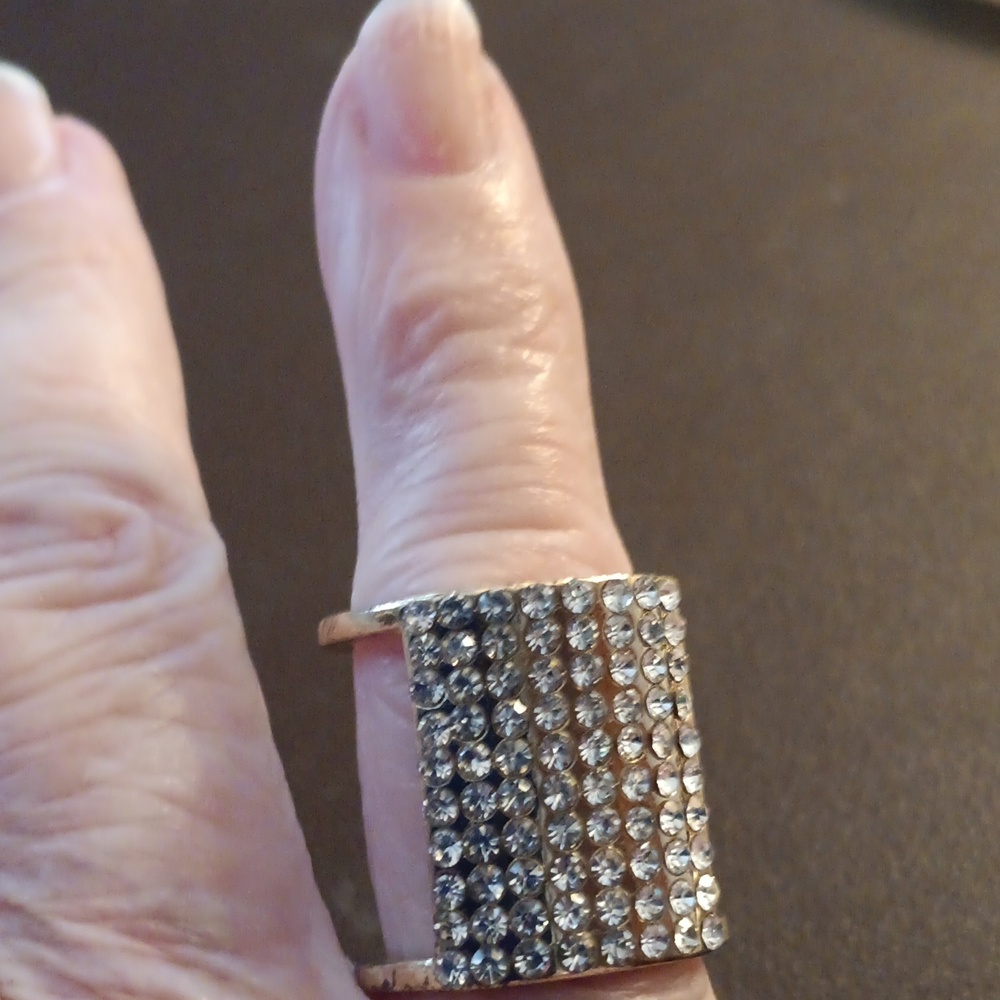 Elegant Silver Crystal Ring - Picture 3 of 4